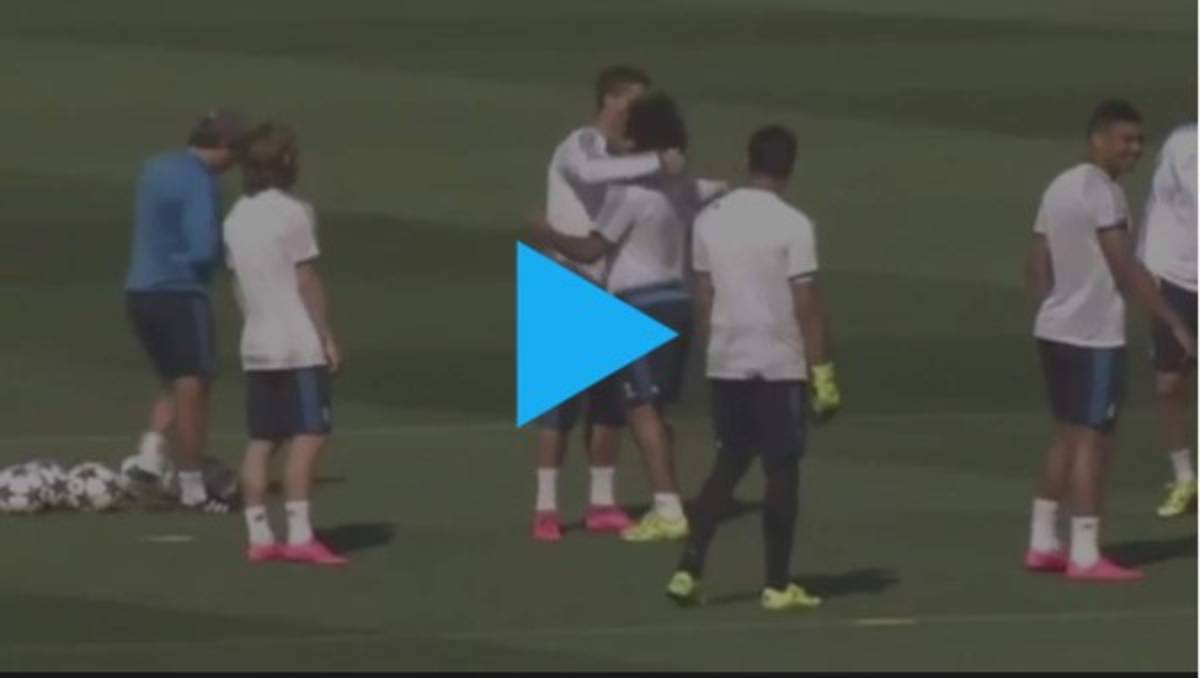 VIDEO: La divertida reacción de Cristiano Ronaldo cuando sus compañeros le dan 'amor'