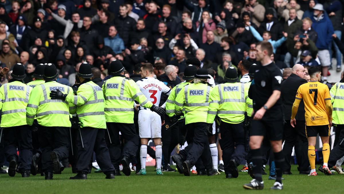 Interrumpido un partido de la FA Cup por fuertes incidentes en las gradas: futbolista tuvo que sacar a su familia