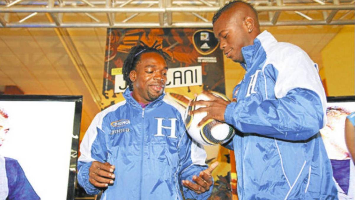 Así se estrenó el balón Jabulani en Honduras. Los futbolistas de la H pasaron con ella.