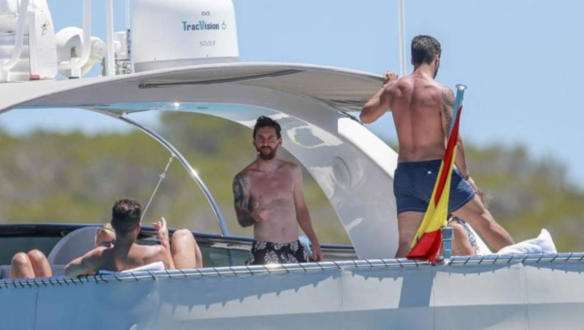 Las espectaculares vacaciones de Messi, Fábregas y Suárez con sus bellas mujeres