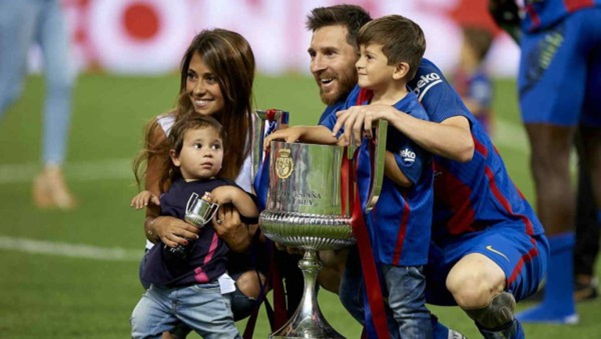 En fotos: Así celebraron las esposas e hijos de los jugadores del Barcelona la Copa del Rey ¿Y Shakira?