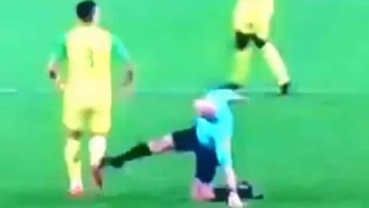 ¡Lluvia de memes! Patada de árbitro a jugador en Francia genera imagenes para morir de la risa