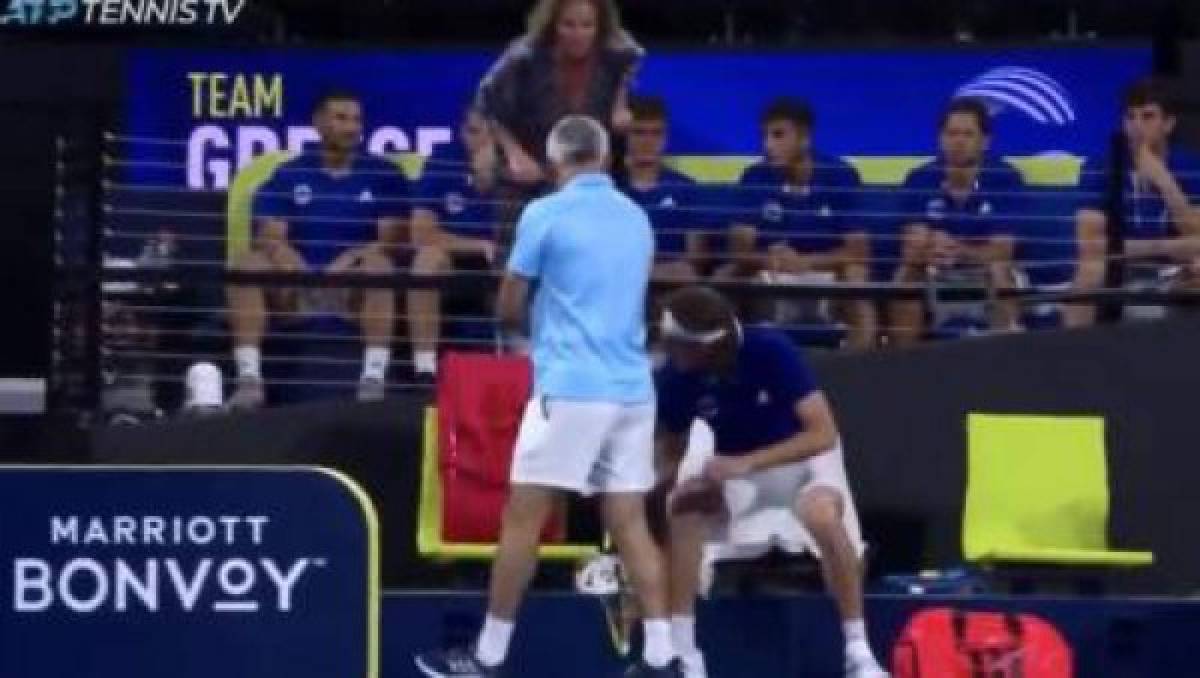 Nunca antes visto: Tenista griego revienta su raqueta, golpea a su papá y su madre lo regaña