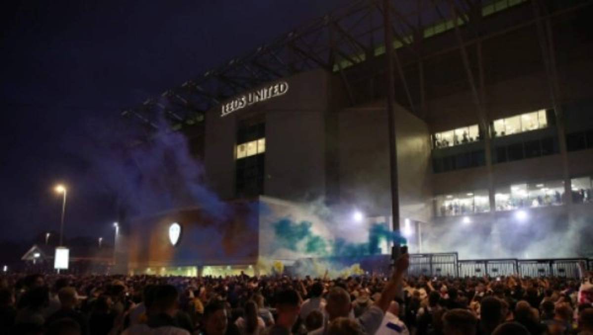 Autos rotos, cervezas al aire y sin temor al COVID-19: Así se festejó el ascenso del Leeds United a la Premier League