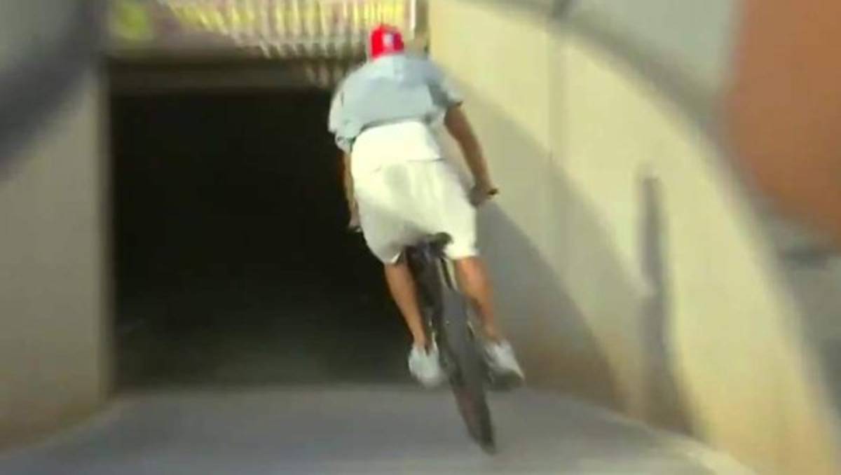 Fotos: Festejo del Barcelona por el descenso del Espanyol, la 'bici' de Piqué y el gesto de Messi