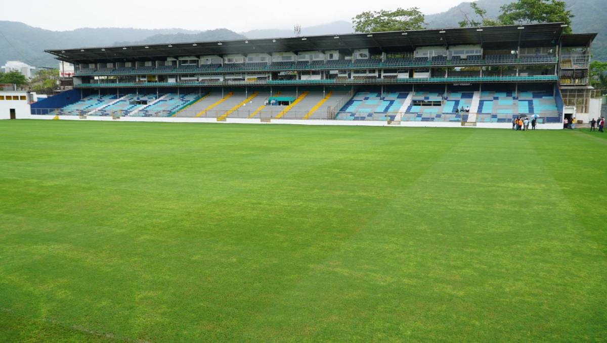 Fotos: En pésimo estado y con varios hoyos se encuentra la grama híbrida del Estadio Morazán, ¿qué hará Condepor?