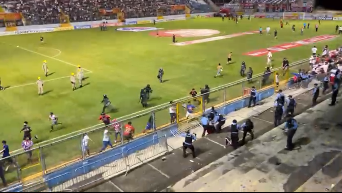 Barristas del Olimpia atacaron a punta de piedra a los policías en el estadio Morazán.