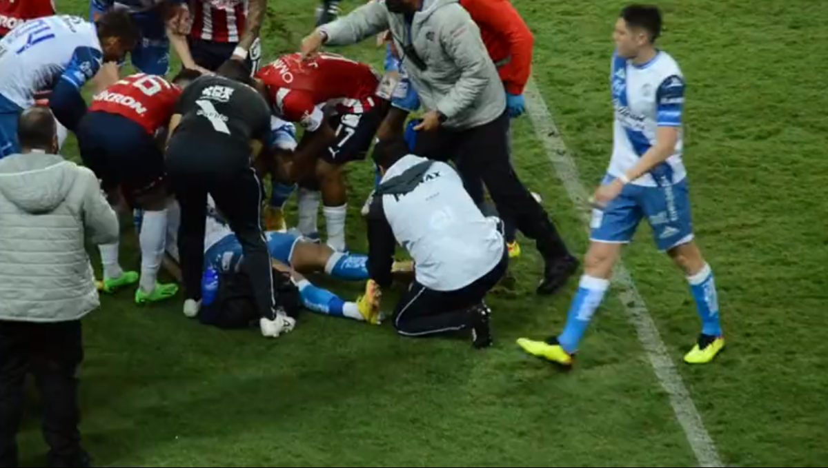 ¡Fuertes imágenes! La espeluznante lesión en la Liga MX: jugador del Puebla se deshace tobillo en desafortunada entrada