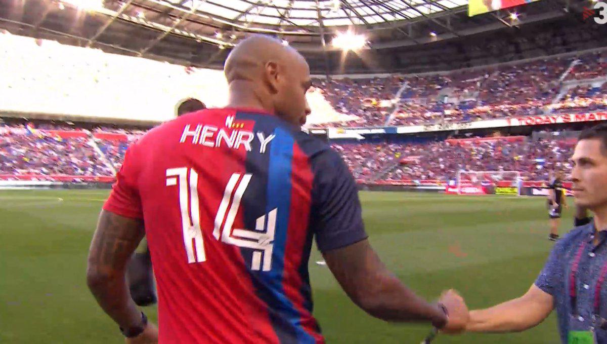 NO SE VIO EN TV: El altercado por la camisa de Piqué, Depay se rehúsa a irse y los hondureños fieles al Barcelona