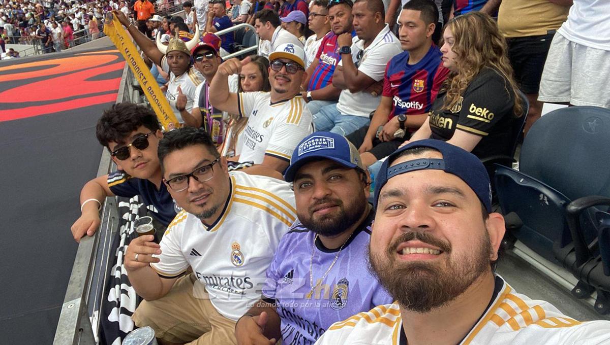 Aficionados hondureños esperan por el Clásico en el AT&amp;T Stadium.