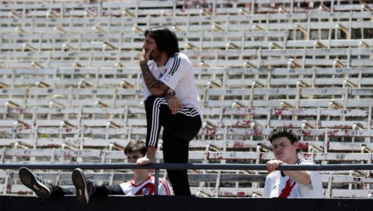 Fotos: La frustración de los hinchas en el Monumental tras la postergación de la final