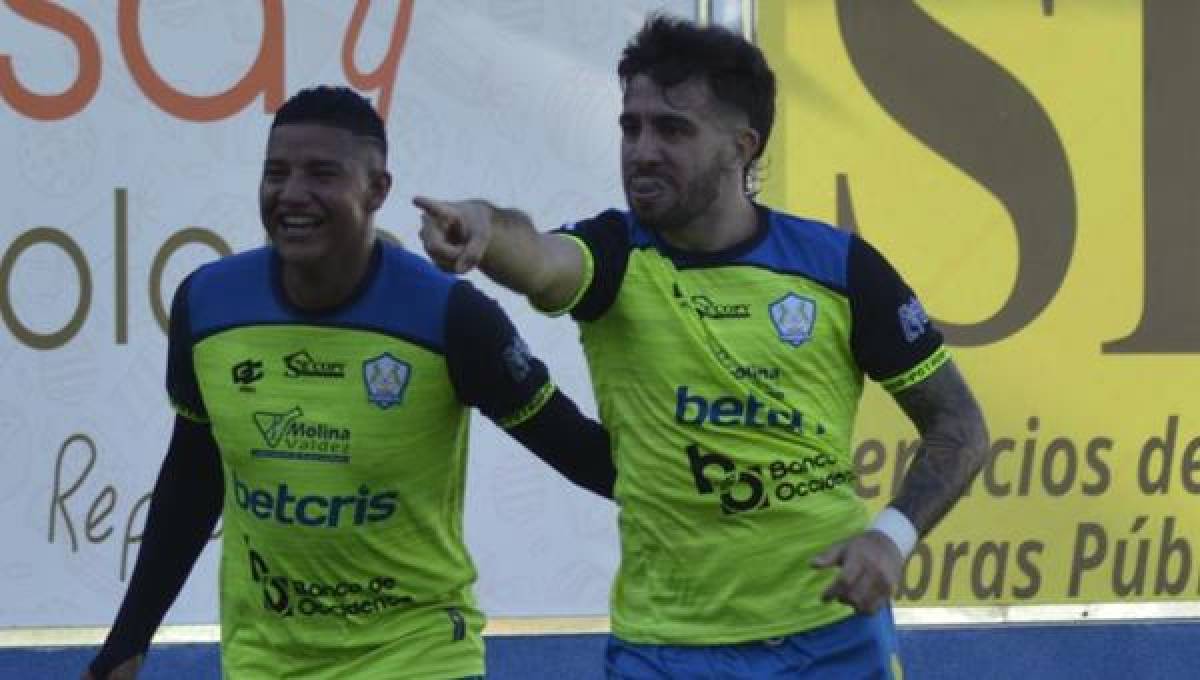 Agustín Auzmendi comparte el campeonato de goleo con Clavyin Zúniga, ambos con 12 goles en el Apertura 2022; el argentino jugó 8 partidos menos.
