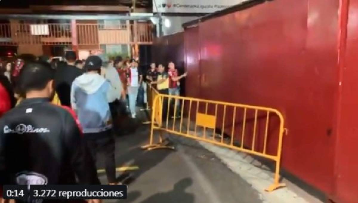 ¡Caos en el Morera Soto! Aficionados enardecidos se meten a la cancha a increpar a los jugadores del Alajuelense