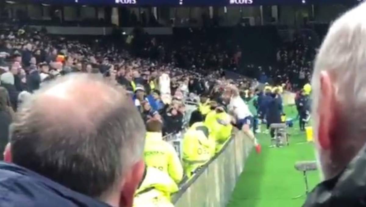 Escándalo: Eric Dier, jugador del Tottenham, sube a la grada y se va a los golpes con un hincha