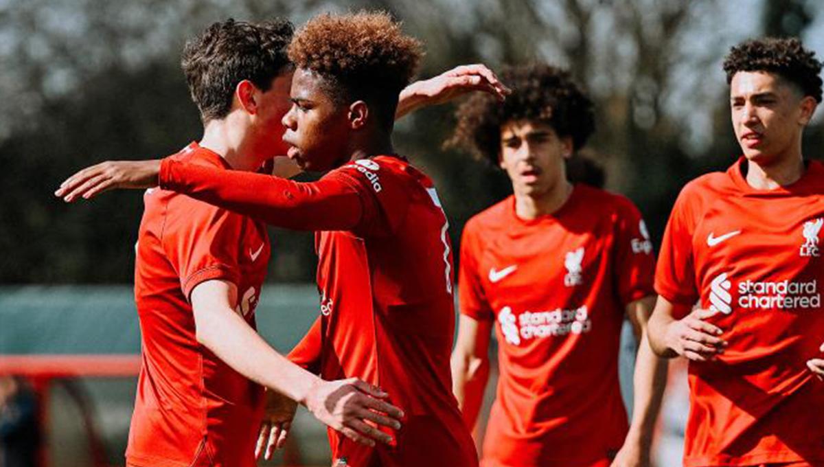 ¡Está enamorado con el gol! Keyrol Figueroa firma su tercer hat-trick y le da el triunfo al Liverpool en la Premier League U18
