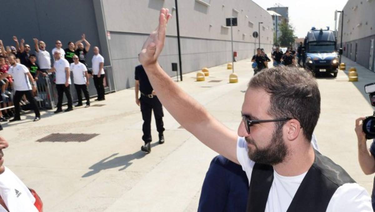 Fotos: Gonzalo Higuaín, recibido como una celebridad en Turín