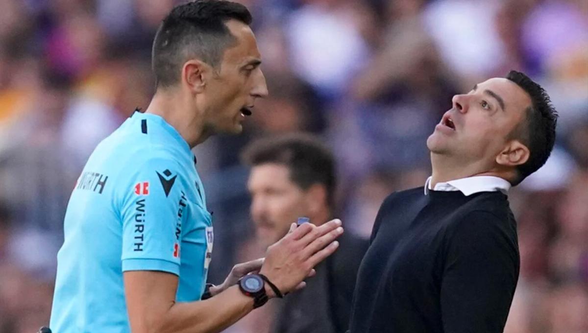 Así fue el conflicto entre Xavi y el árbitro del Barcelona-Atlético: “¿Por qué me amenazas? Pero cálmate, tío”