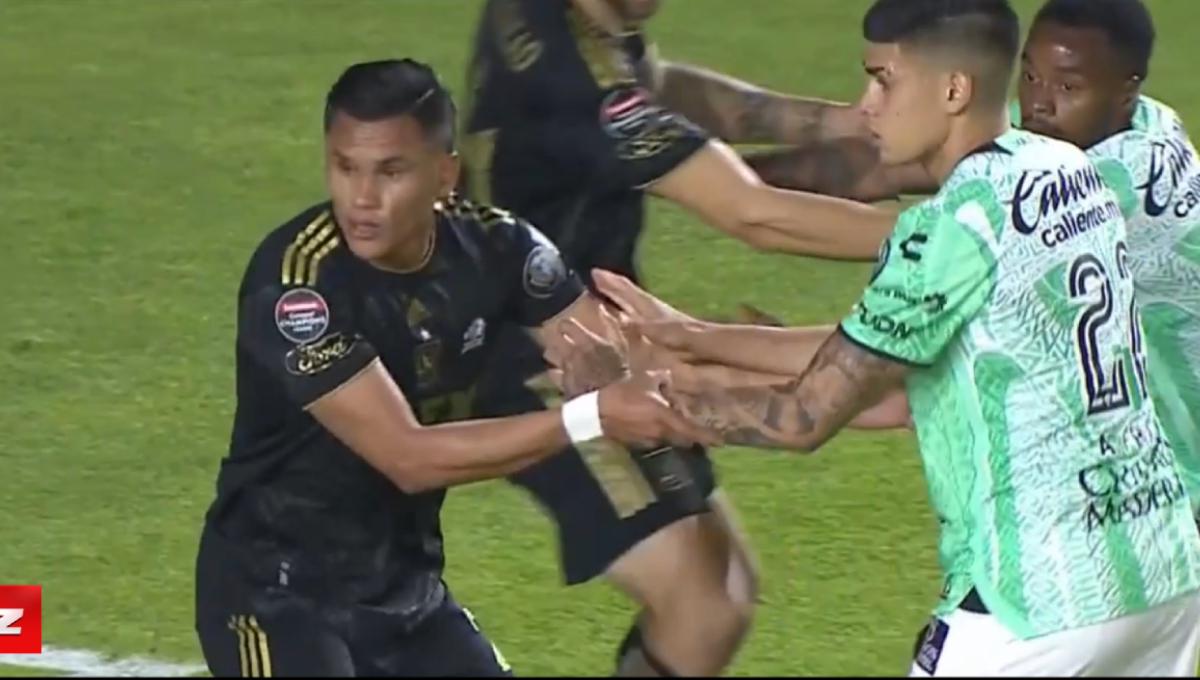 El central catracho tuvo bastante trabajando jugando como junto al estadounidense Aaron Long.