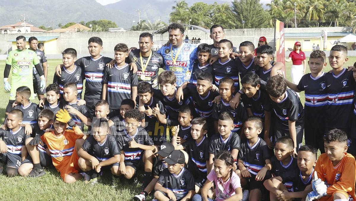 Así fue el homenaje a Carlos Pavón: marcó dos goles, Dani Turcios con su bella novia y las risas con Rambo y Tyson