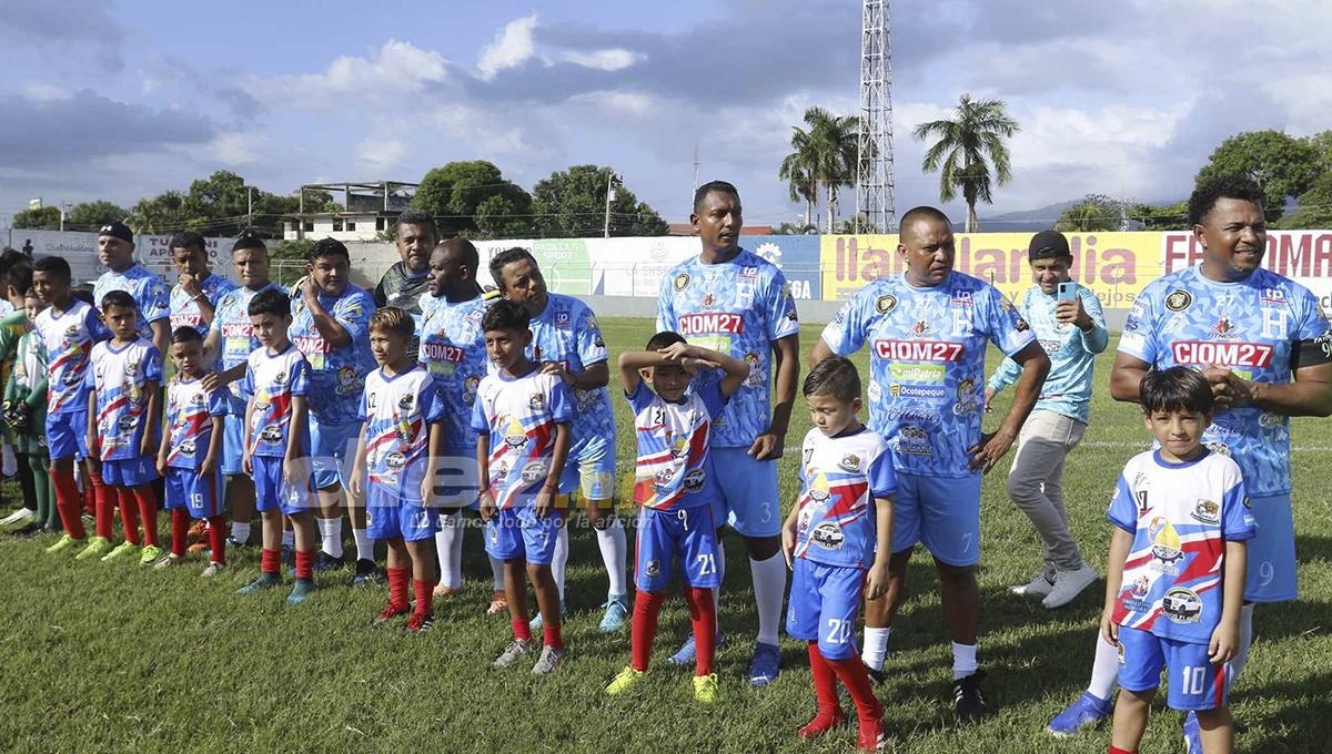 Así fue el homenaje a Carlos Pavón: marcó dos goles, Dani Turcios con su bella novia y las risas con Rambo y Tyson