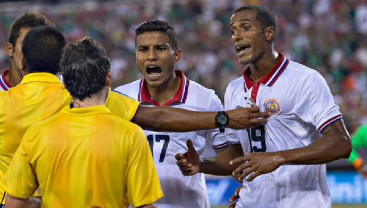 VIDEO: Roy Miller sobre el penal: 'Se tira, exagera Oribe Peralta'