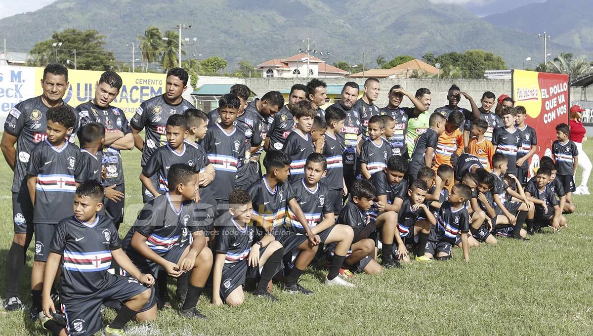 Así fue el homenaje a Carlos Pavón: marcó dos goles, Dani Turcios con su bella novia y las risas con Rambo y Tyson