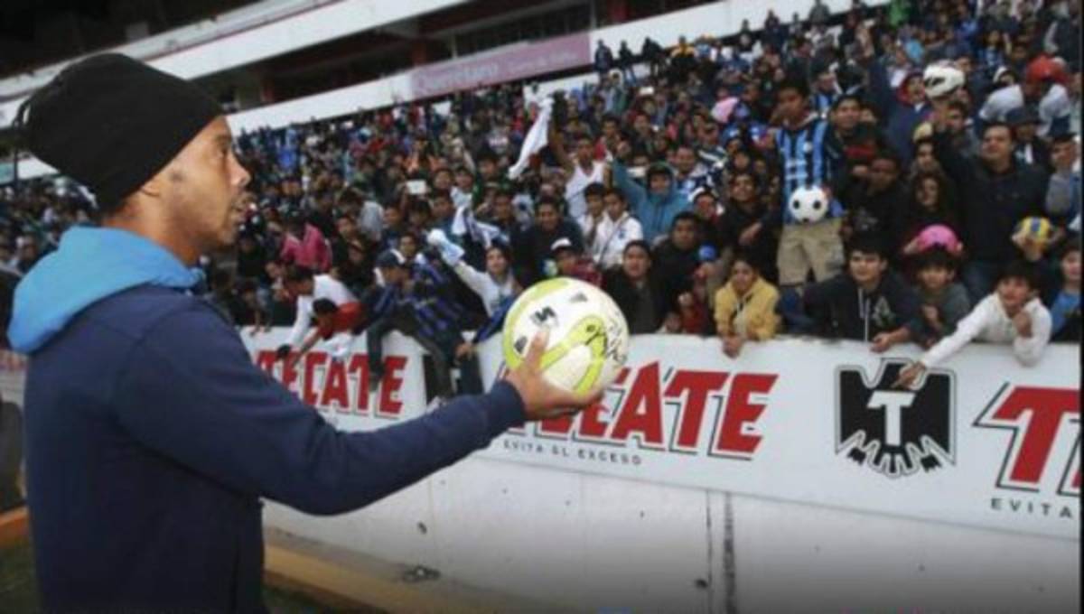 Ronaldinho le alegró la vida a muchos niños regalando pelotas