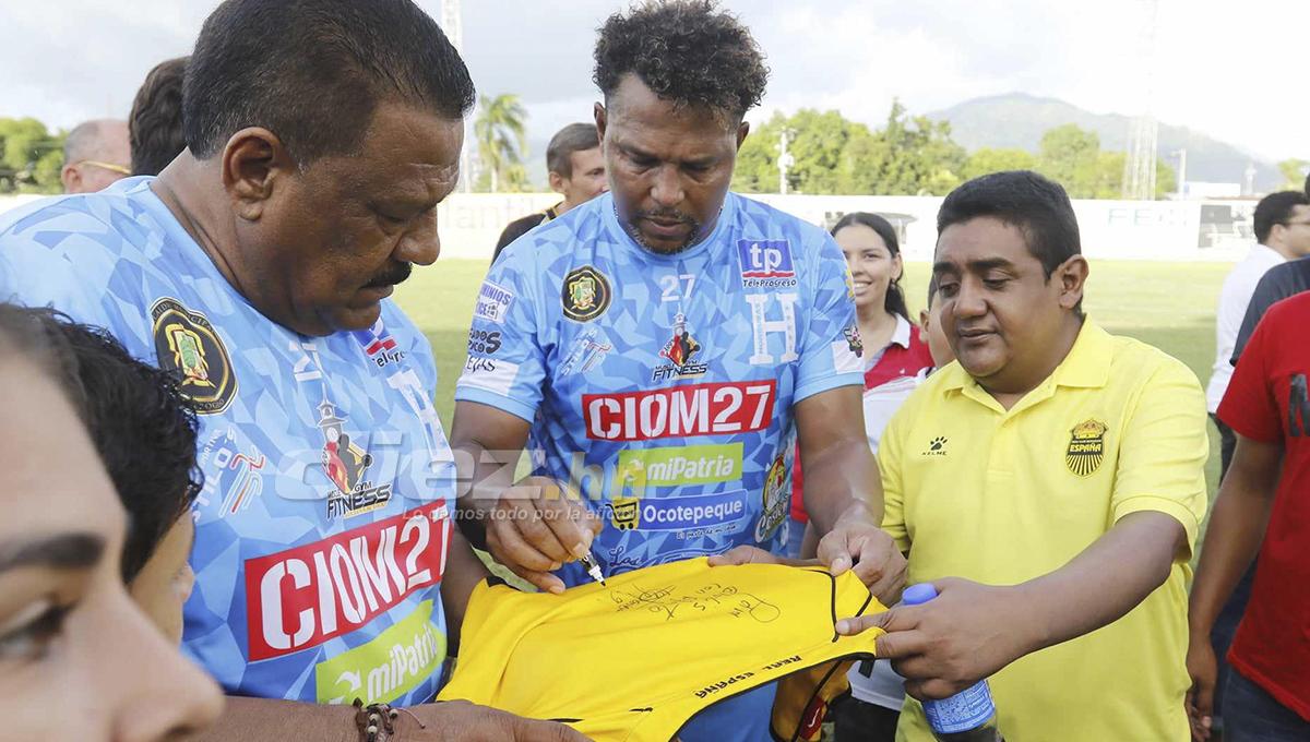 Así fue el homenaje a Carlos Pavón: marcó dos goles, Dani Turcios con su bella novia y las risas con Rambo y Tyson