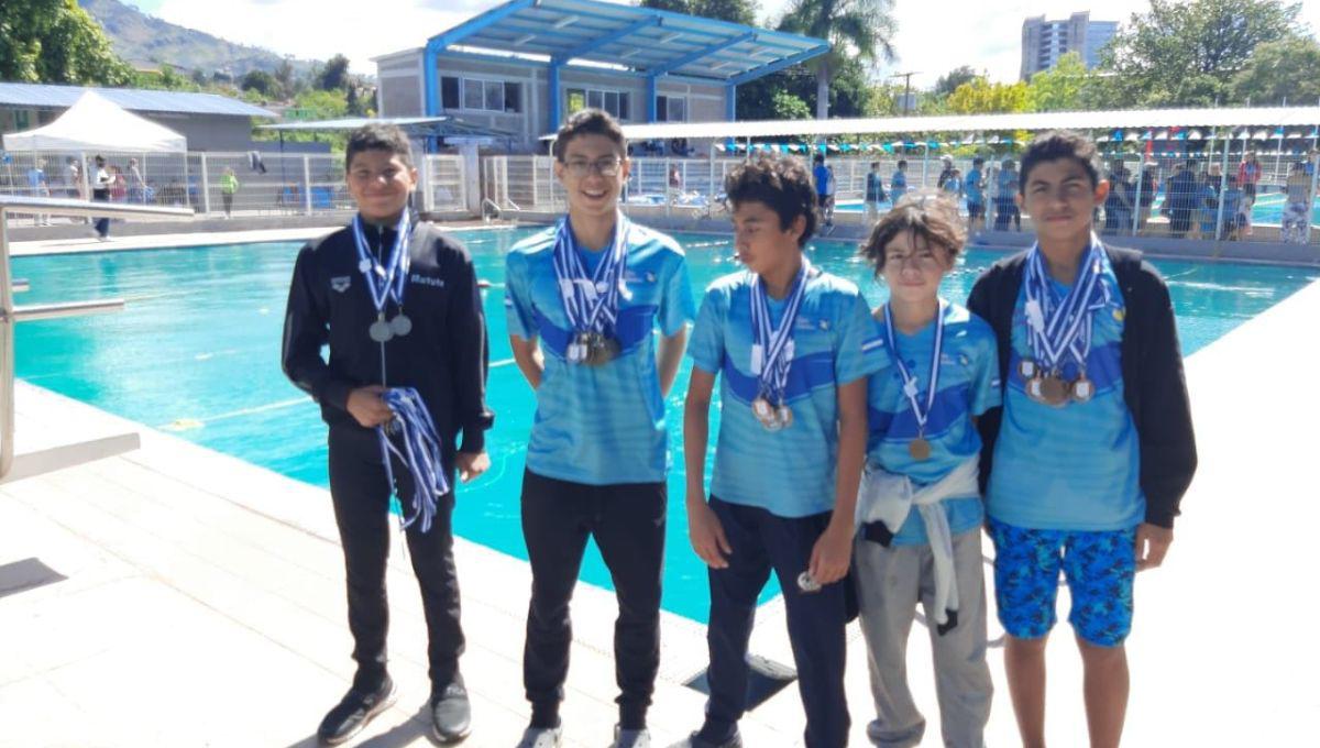 Nadadores de Delfines Sampedranos tuvieron una destacada participación.