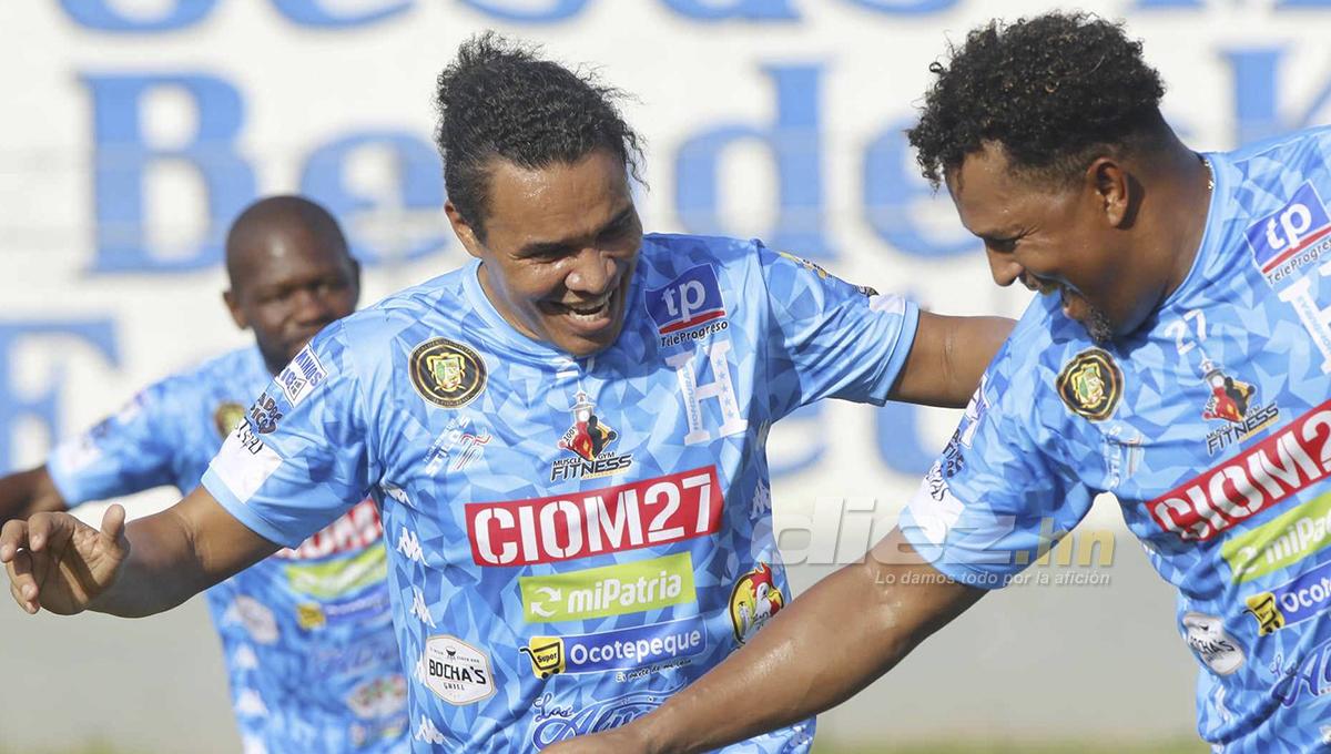 Carlos Pvón y Rambo de León celebraron juntos el primero tanto del partido. (Foto Neptalí Romero)