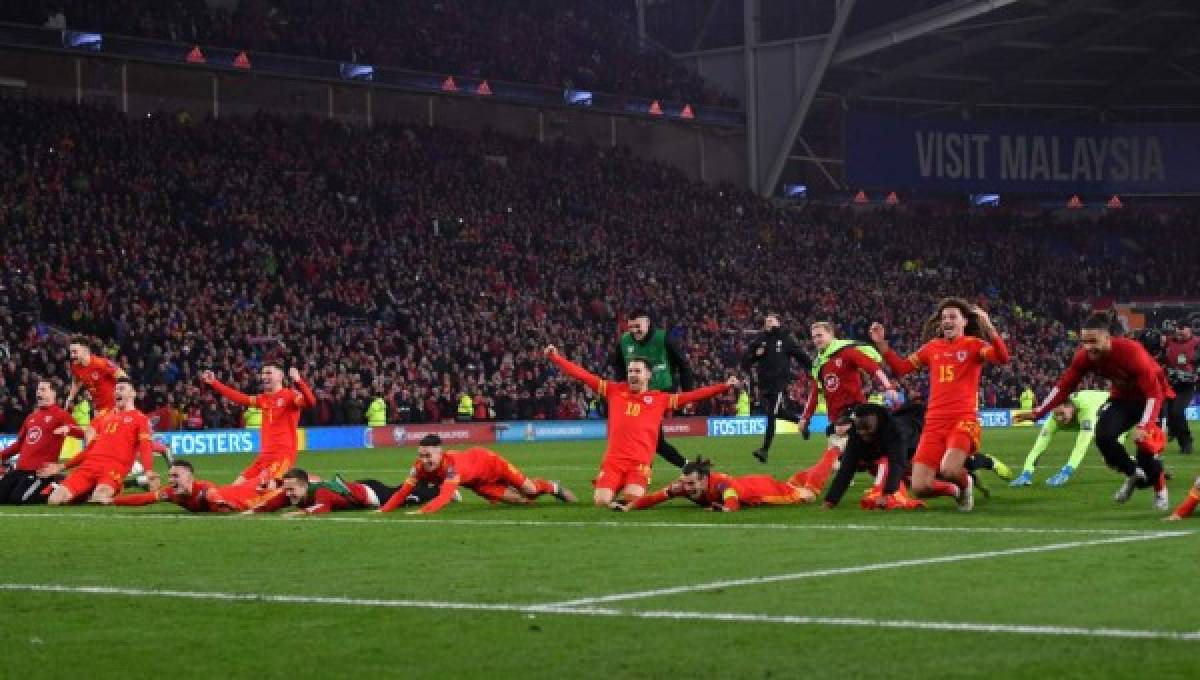 Wales' players celebrate victory and qualification after the Group E Euro 2020 football qualification match between Wales and HUngary at Cardiff City Stadium in Cardiff, Wales on November 19, 2019. - Wales beat Hungary 2-0 to qualify. (Photo by Paul ELLIS / AFP)
