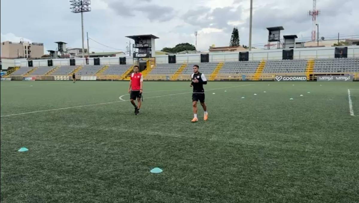 La mirada enamorada de su esposa y el tierno mensaje de su madre: así fue el primer entrenamiento de Carlos Pineda en el Sporting