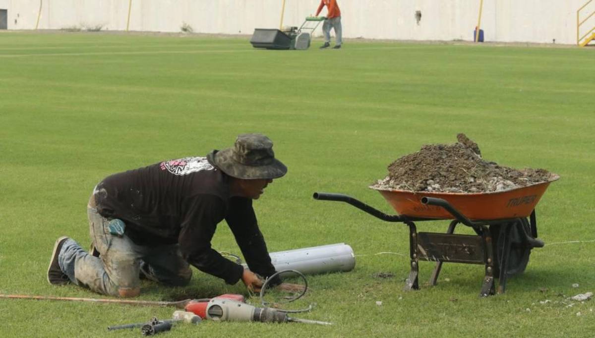 ¡Como mesa de billar! Estadio Morazán luce espectacular nueva grama y comienzan a realizar instalaciones