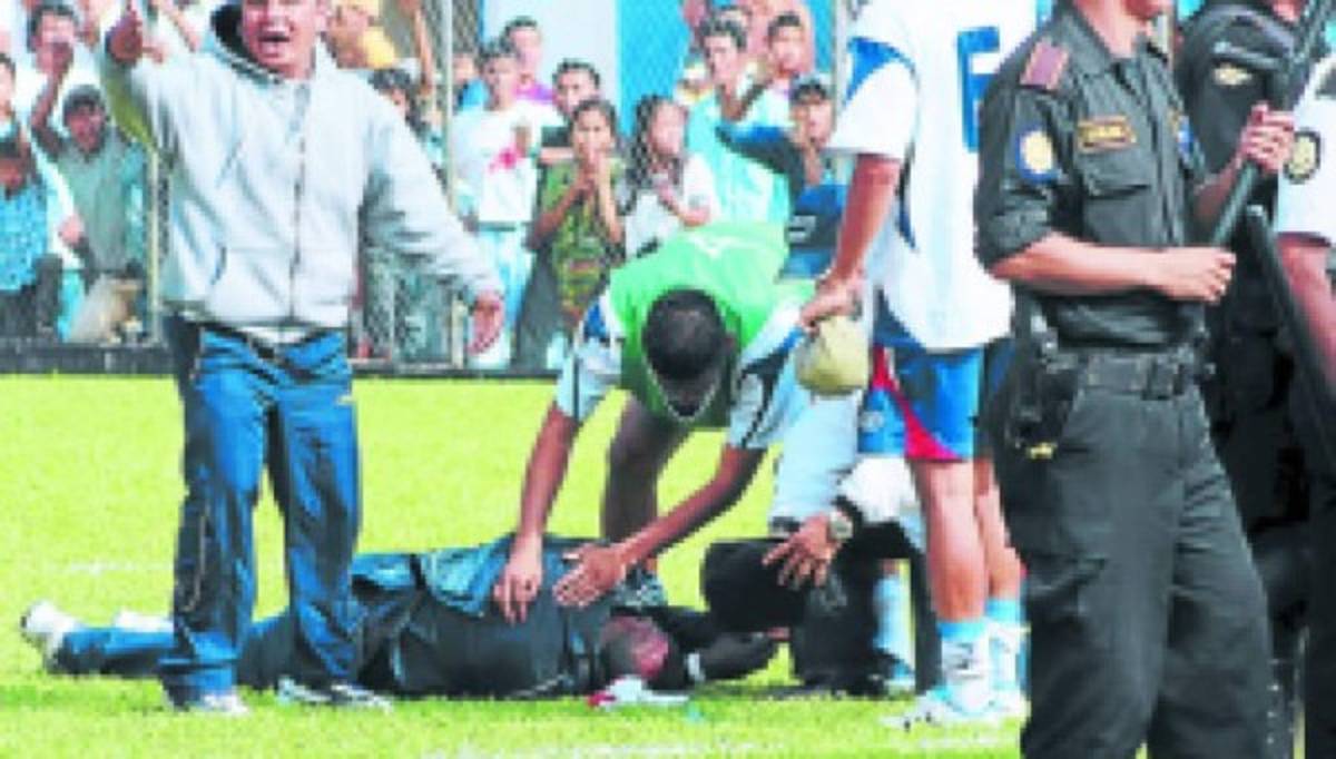 Baño de aceite quemado, uno apaleado y otro apedreado: futbolistas hondureños que fueron agredidos en el extranjero