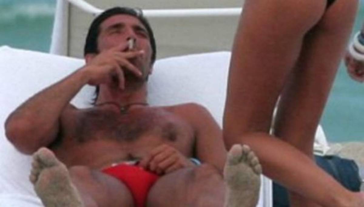 Los grandes futbolistas por el mundo que fueron captados fumando