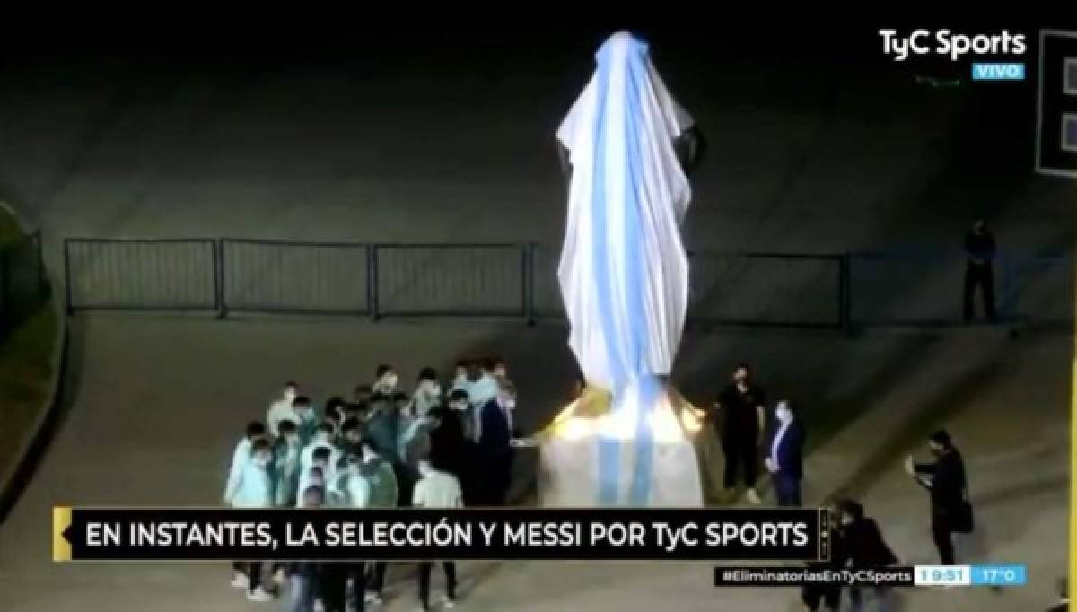 Hermoso homenaje: Así luce la gigante estatua de Diego Maradona en las afueras de estadio en Argentina