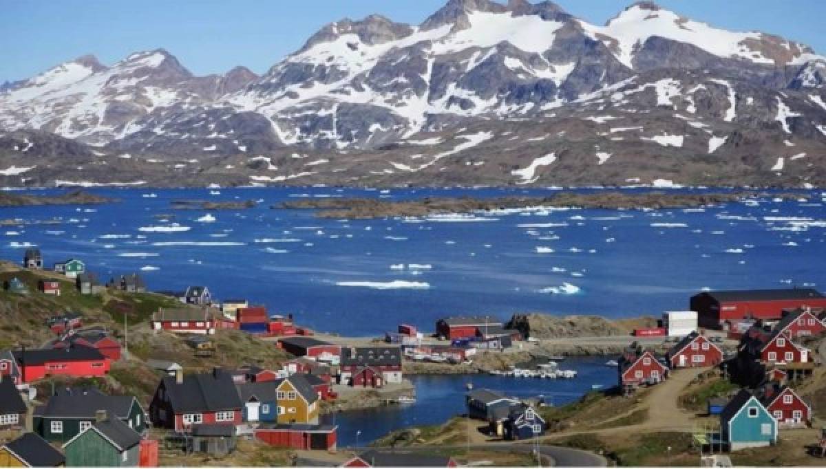 Así es el fútbol en Groenlandia: En medio de icebergs, ballenas y la temporada dura solo siete día