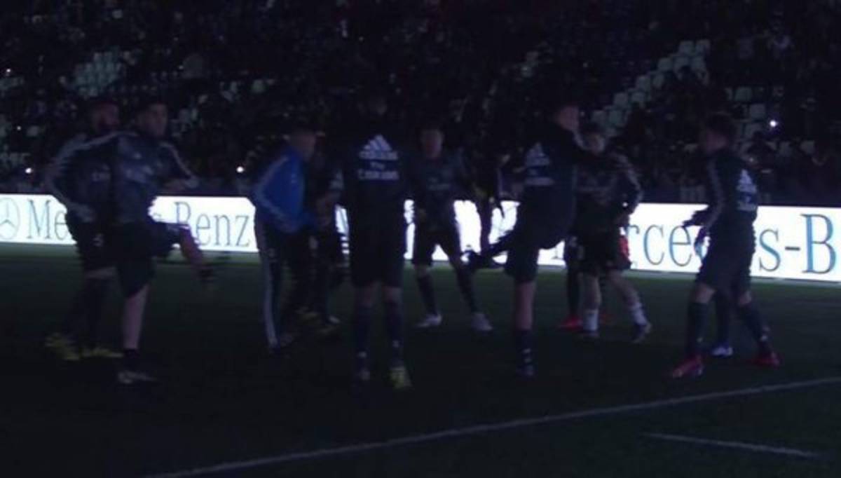 NO SE VIO EN TV: El bonito gesto de Benzema con Marcelo, la preocupación de Solari y el apagón en el estadio