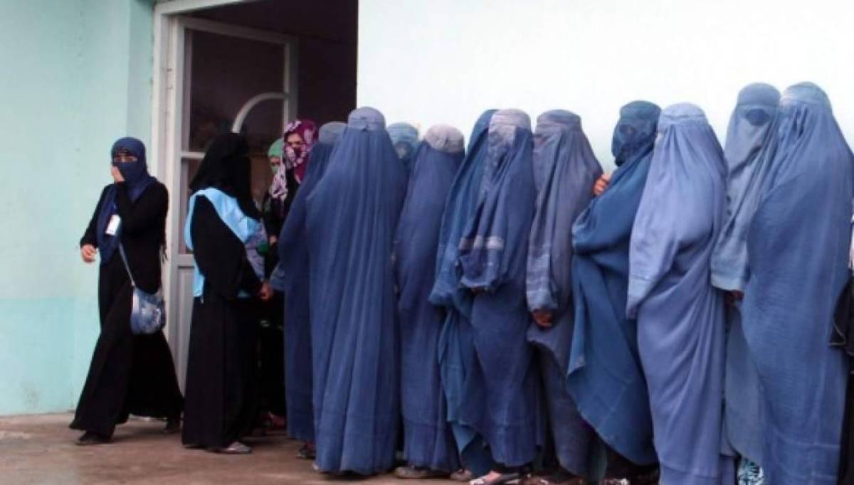 El endurecimiento del régimen talibán: Prohíben a las mujeres viajar sin un acompañante