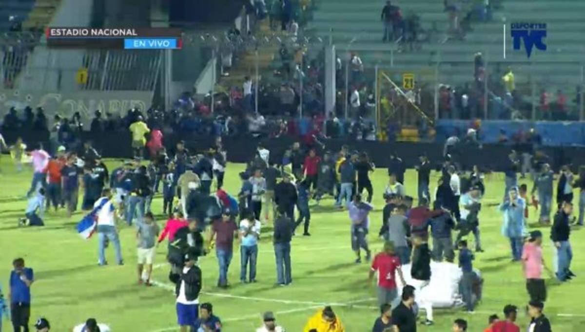 ¡Muertos, heridos y desmayados! El caos dentro y fuera del Estadio Nacional