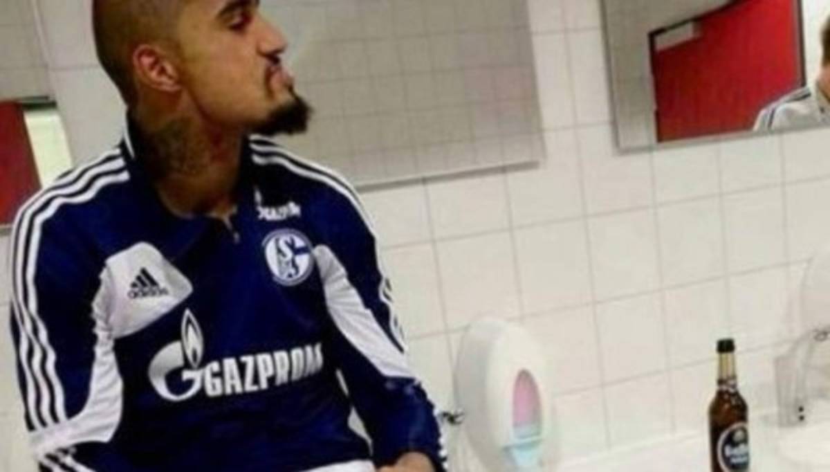 Los grandes futbolistas por el mundo que fueron captados fumando