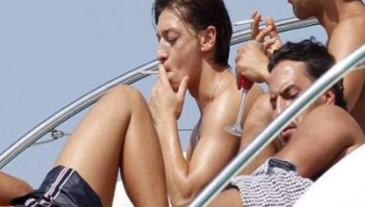 Los grandes futbolistas por el mundo que fueron captados fumando