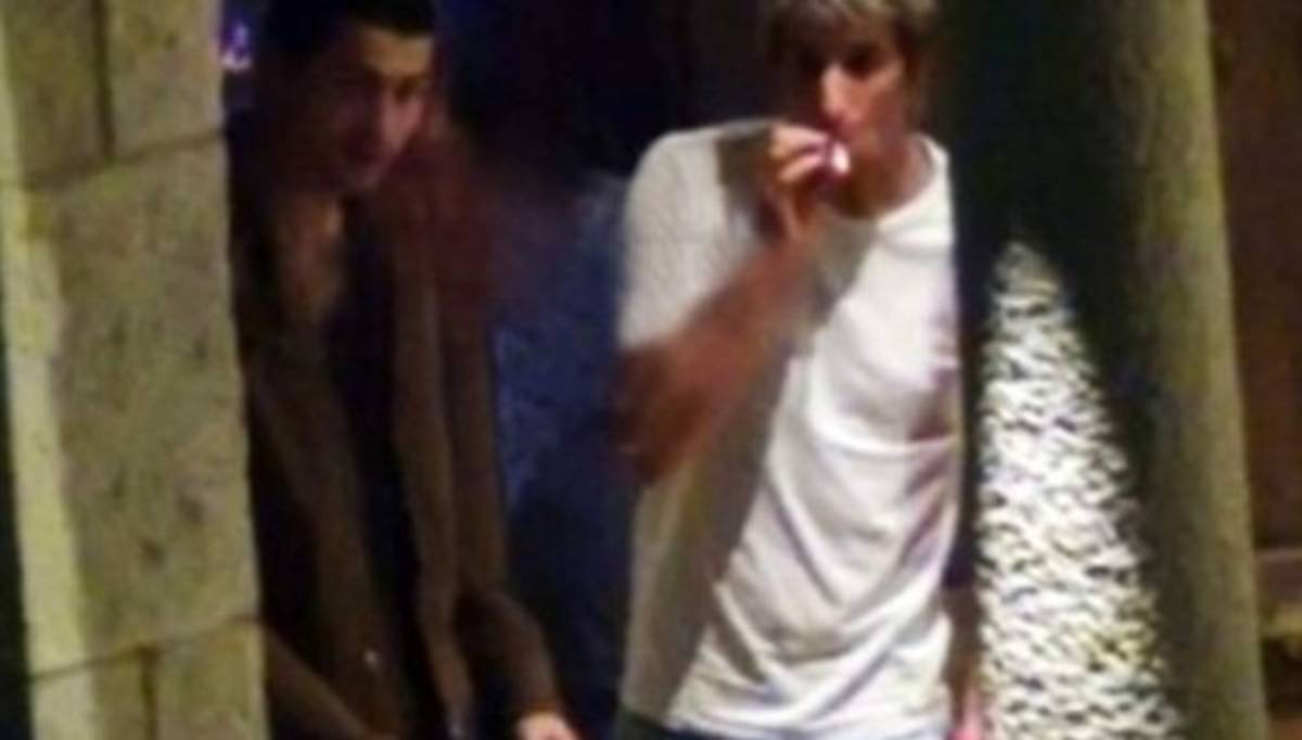 Los grandes futbolistas por el mundo que fueron captados fumando