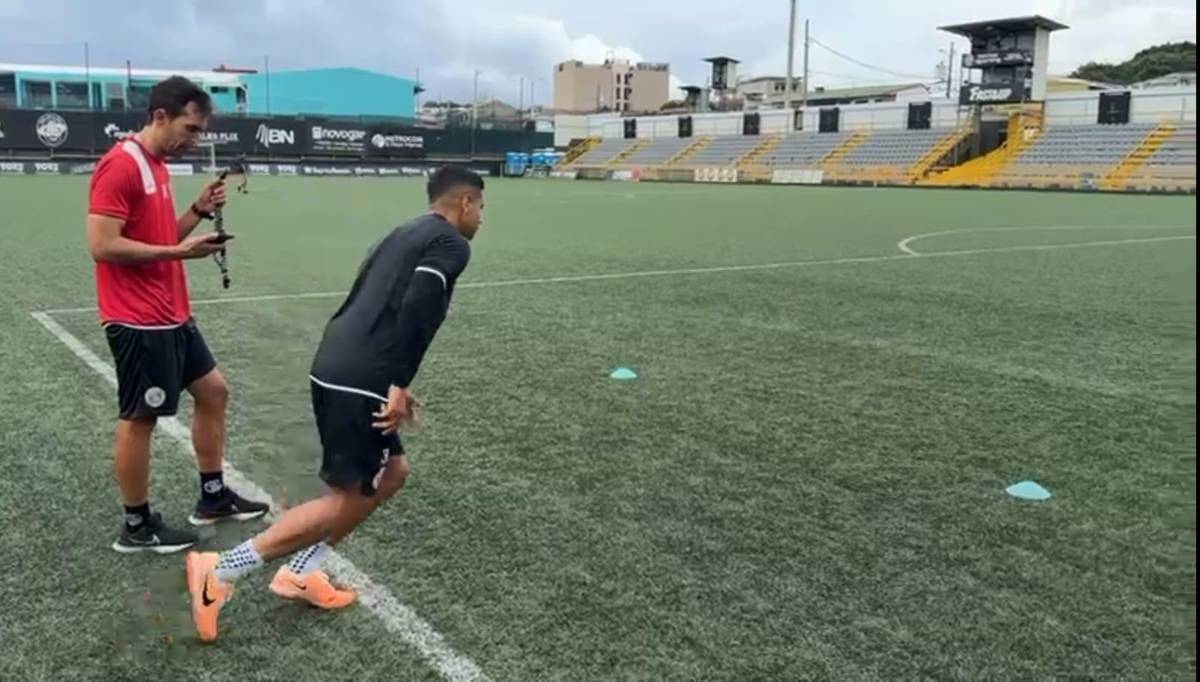 La mirada enamorada de su esposa y el tierno mensaje de su madre: así fue el primer entrenamiento de Carlos Pineda en el Sporting