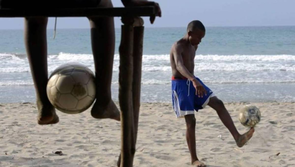 Los jóvenes de la costa norte de Honduras tienen mucho talento para desarrollarse en fútbol playa.