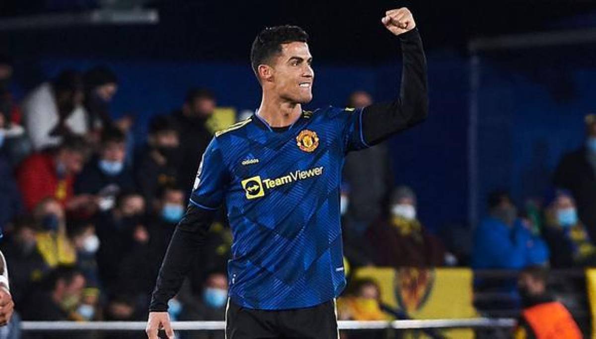 Cristiano Ronaldo viene de anotar en la Champions League contra el Villarreal y le dio al Manchester United su pase a octavos de final del torneo.