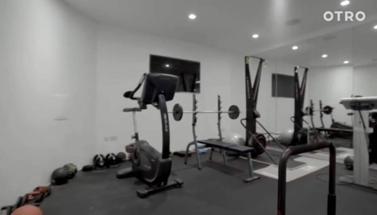 Con cancha de fútbol en el interior: La increíble mansión de Mendy, el crack del Manchester City