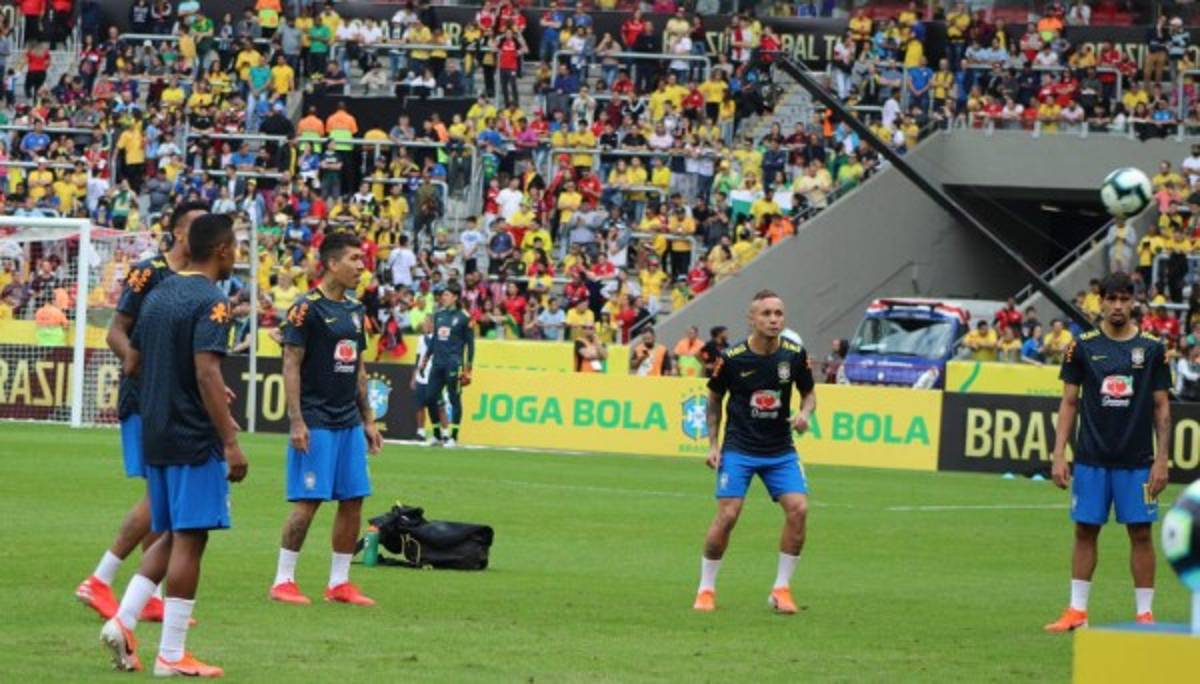 El color: Bonito ambiente en el estadio Beira Río para el Brasil-Honduras