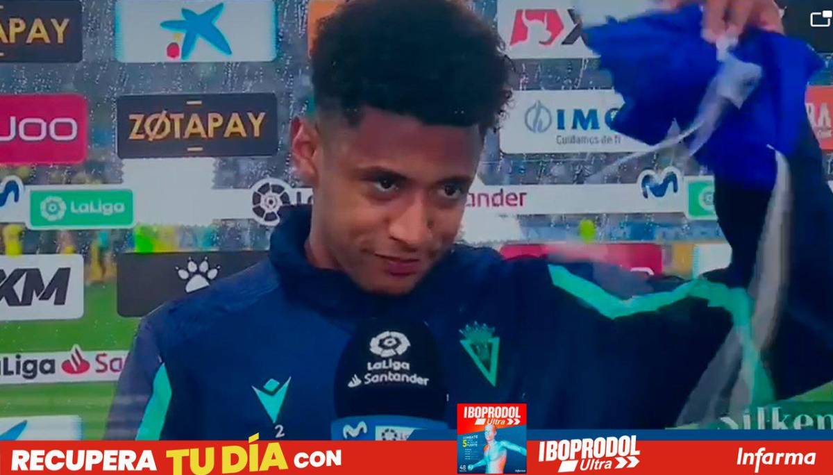 Pone en alto la bandera de Honduras y le dan tremendo beso: Así celebró el Choco Lozano la salvación del Cádiz en la Liga Española