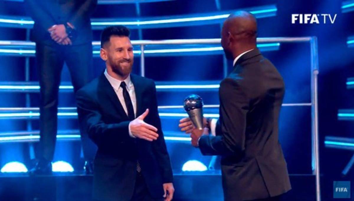 ¡Y NO ES CREÍDO! David Suazo entregó premio de FIFA a Messi y a Cristiano Ronaldo